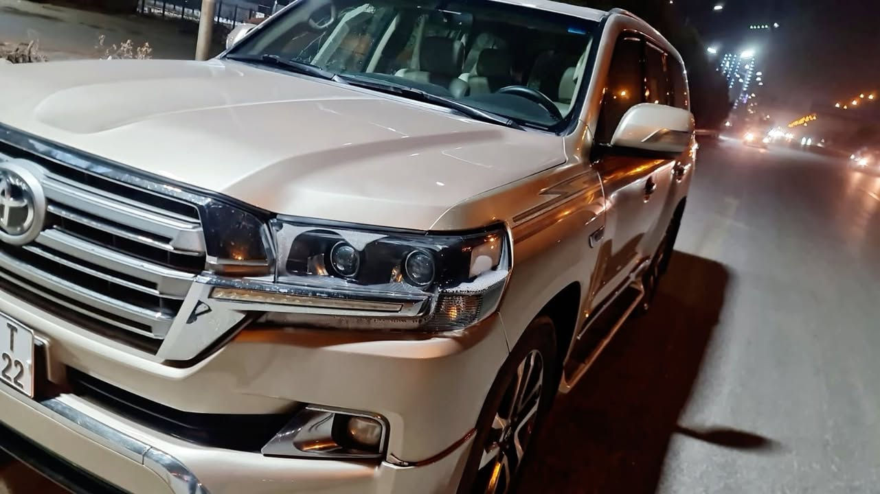 لاندكروز موديل 2008 لون مميز محدثة سيارة قمارة بلادية صبغ حزام للجمالية فقط سيارة مكفولة من قمارة وتكم وجاهزة من صدر وتخم تاير ومال بيت وجناي وماتصرف عليها شي ان شاءالله السعر 240 وبي مجال مكاني بغداد العامرية 
***********
