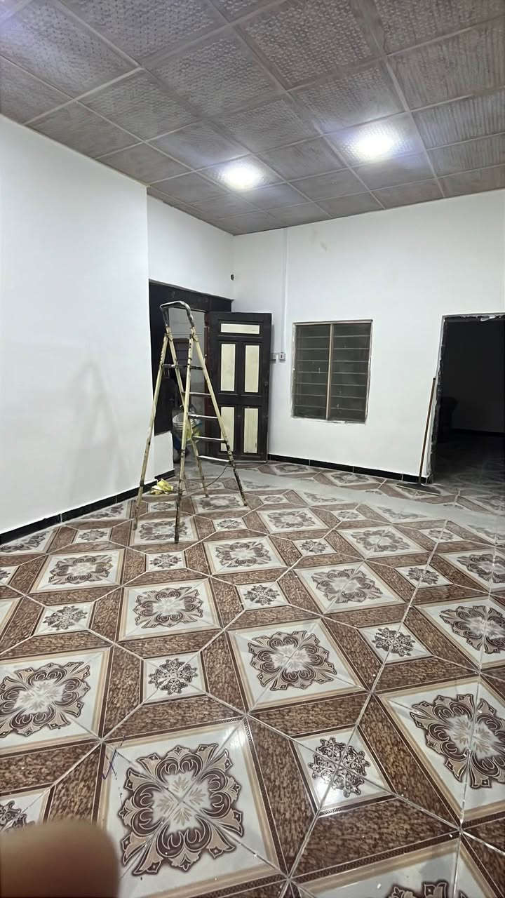 بيت للإيجار في الجمهورية الاولى مساحة 110 متر يتكون من غرفتين نوم وصالة واستقبال ومطبخ وصحيات داخلية وخارجية وطارمة صغيرة ومخزن سعر الايجار 600 الف للتواصل *********** البصرة, العراق
