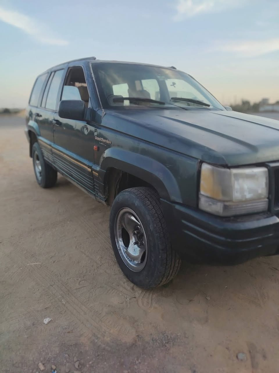 السلام عليكم سياره جيب شروكي مديل ١٩٩٥ مكينه ففتي ٣٠٠٠ جديده كير جديد كفاله المكينة والكير تحوير جديده حداديه امام جديده   للبيع سنويه مانافذه مكاني ديوانيه سعر ٣٥ بيه مجال اتصل او تدلل رقمي ***********
