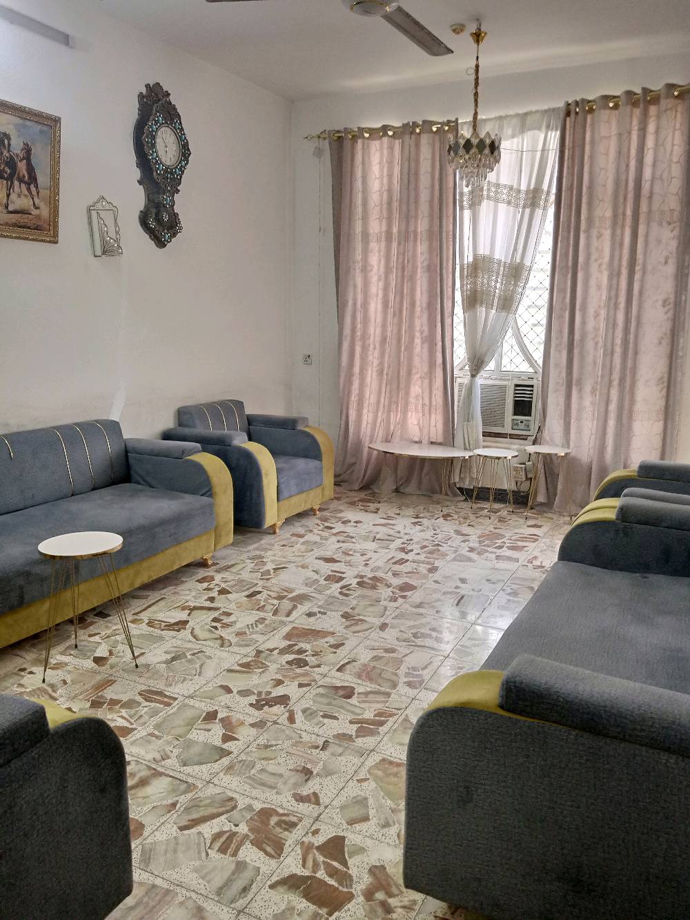 بيت بالمحموديه حي الشهداء 288متر بناء بلوك    قاط ونص طابو ملك صرف كامل خدمات ماء ومجاري وتبليط وكهرباء 4غرف نوم 2صالات مطبخ وحمامات 2 واستقبال للاستفسار ***********.  بي واتساب