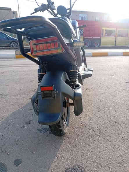 مواصفات:  اشارة يمين يسار شغال اربع اشارات بلوتوث سماعه صوت داخليه  هورن + كير تلث سرعات + لايت عالي ناصي  و البريك الامامي والخلفي دهن بريك كله بطاريات مبدل بيها يعني عمر البطاريات خمس بطاريات الله شاهد الوحدة ب 40الف مشتريها طويل ضمان 3 الى اربع سنوات + نضام حمايه للسرقه اذا دراجه واكفه بدون تشغل وتتحرك تقفل تايرات ثنينهن ما تمشي اله يجي صاحبها يشغلها و + ستان للتلفون مع شاحنات ثنين مالتها و ثانيه هديه ب قوة 32 امبير + تكدر تغسلها بالمي ما عليها شي وسرعتها ٦٠km  سعرها 500 وبيها مجال
مكاني واسط الصويرة حي الاسرى للتواصل على الرقم ***********
