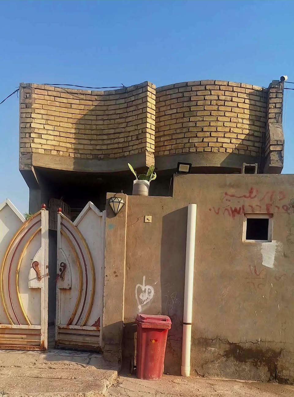 السلام عليكم بيت للبيع مساحة ١٢٠ متر البيت كامل من كل الجوانب وجديد صارله سنه من مبني وكلشي واضح بل فيديو مكان بيت خلف جامع الكتائب يم البانزين خانه ال بل نص *********** ***********
