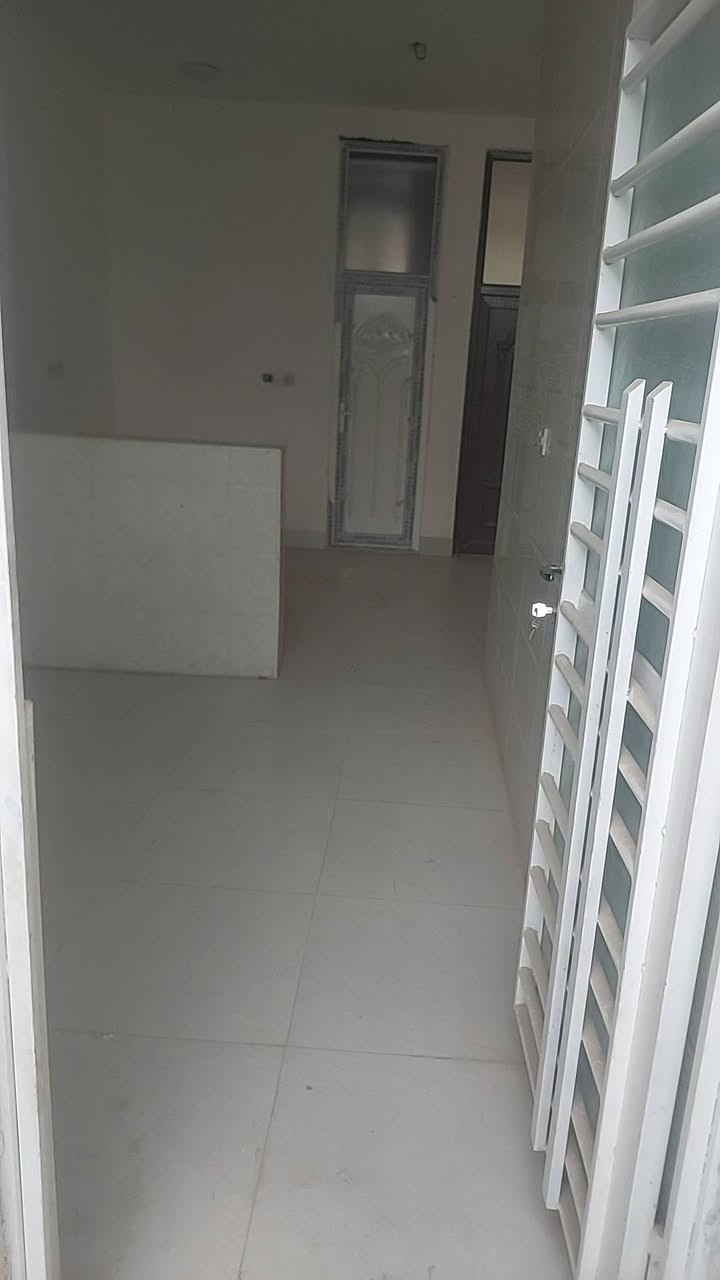 السلام عليكم يوجد دار لليجار مساحه 100م يحتوي علئ صاله كبيره وغرفه وحمام ومطبخ ومنور بيت كلش نضيف وحلو ومرتب العنوان كربلاء حي الزهراء مجاور حي العباس طريق بغداد عامود 25 نقطه داله مدرسه ذات العماد للستفسار ***********  ***********
