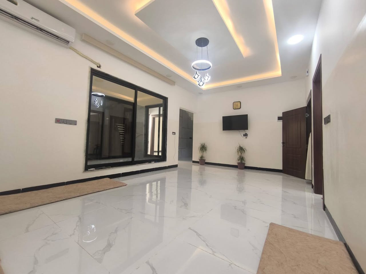 دار للبيع حي التعليم مجمع النور السكني 
مساحه الدار  240متر 
السعر 295مليون وبي مجال 
***********
***********
***********
