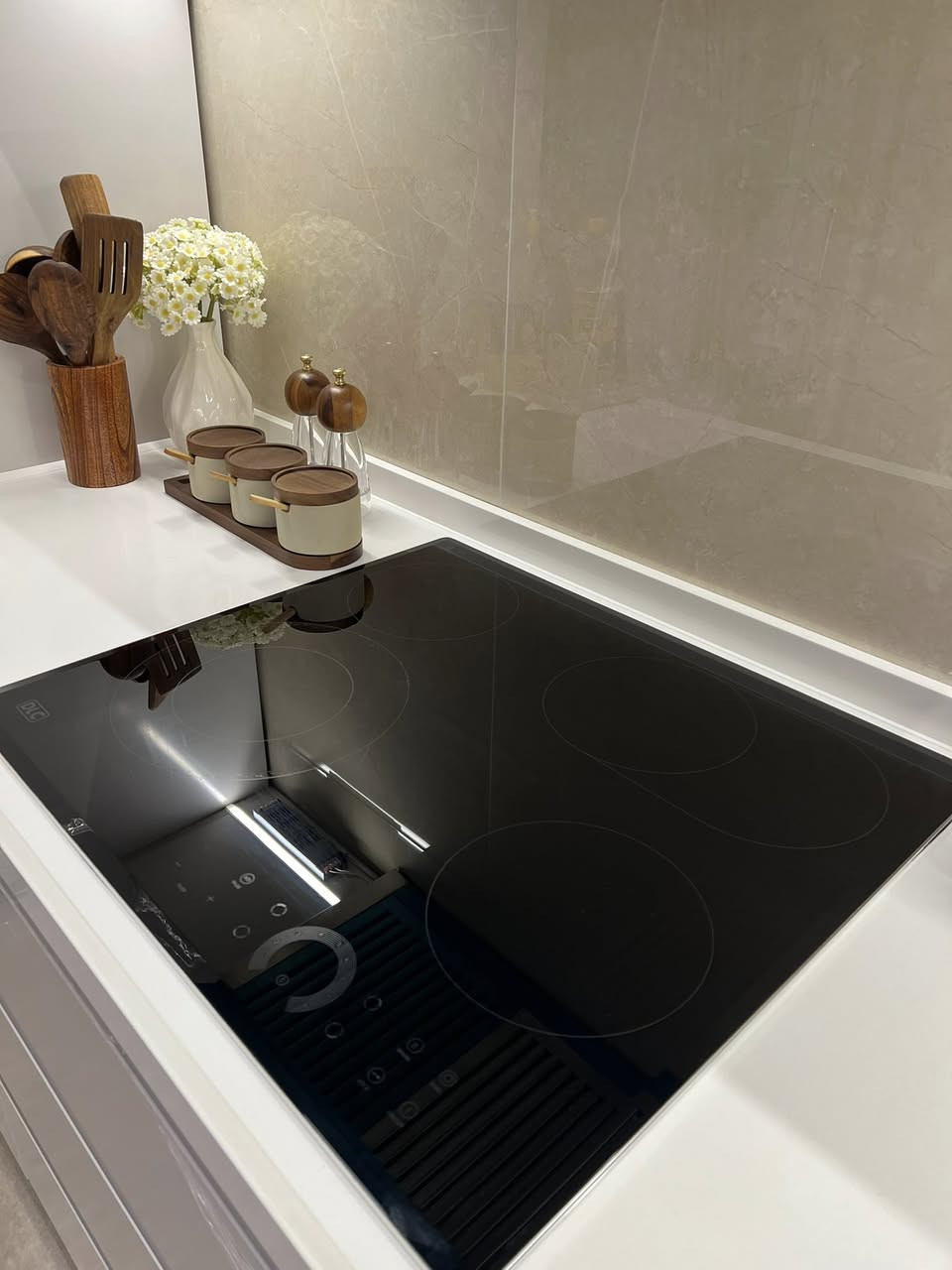 طباخ كهربائي ماركة DLC احدث اصدار 4 مشاعل تحكم لمس و سطح زجاجي كامل ضد الخدوش سهل التنظيف بعده جديد غير مستعمل اريده ب 200 الف وبي مجال بسيط

***********
