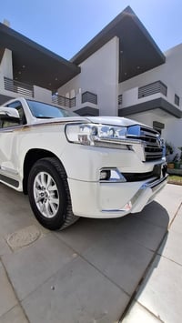 لاندكروزر GXR ٢٠١٧ • ٩٤٠٠٠ كم • مكفولة