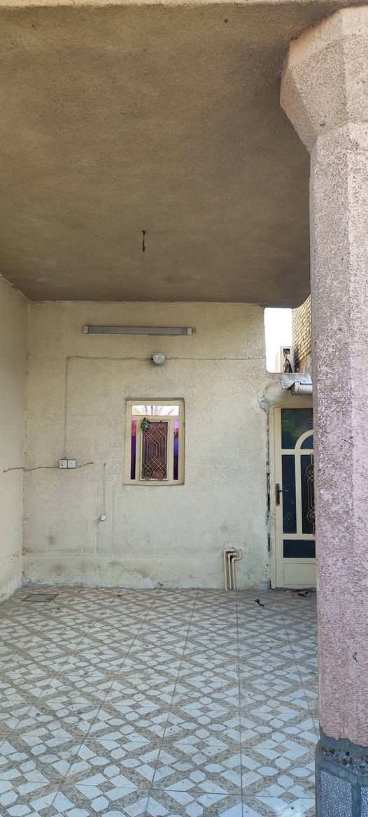 بيت طابقين 200م للبيع فقط مكاتبة في أبي غرق حي البتول بالقرب من حسينية ام البنين يبعد عن شارع حلة،كربلاء حوالي 50م موقع مميز..البناء نظيف جداً كهرباء وماء بصورة رسمية..فيه معاملة تطويب عند الدولة مستقبلاً..يتكون من:-
غرفتين نوم،مطبخ حار وبارد،صالة، استقبال،صحيات داخلية وخارجية.. للاستفسار الاتصال على الارقام التاليه:-
***********
***********..واتس ٱب
