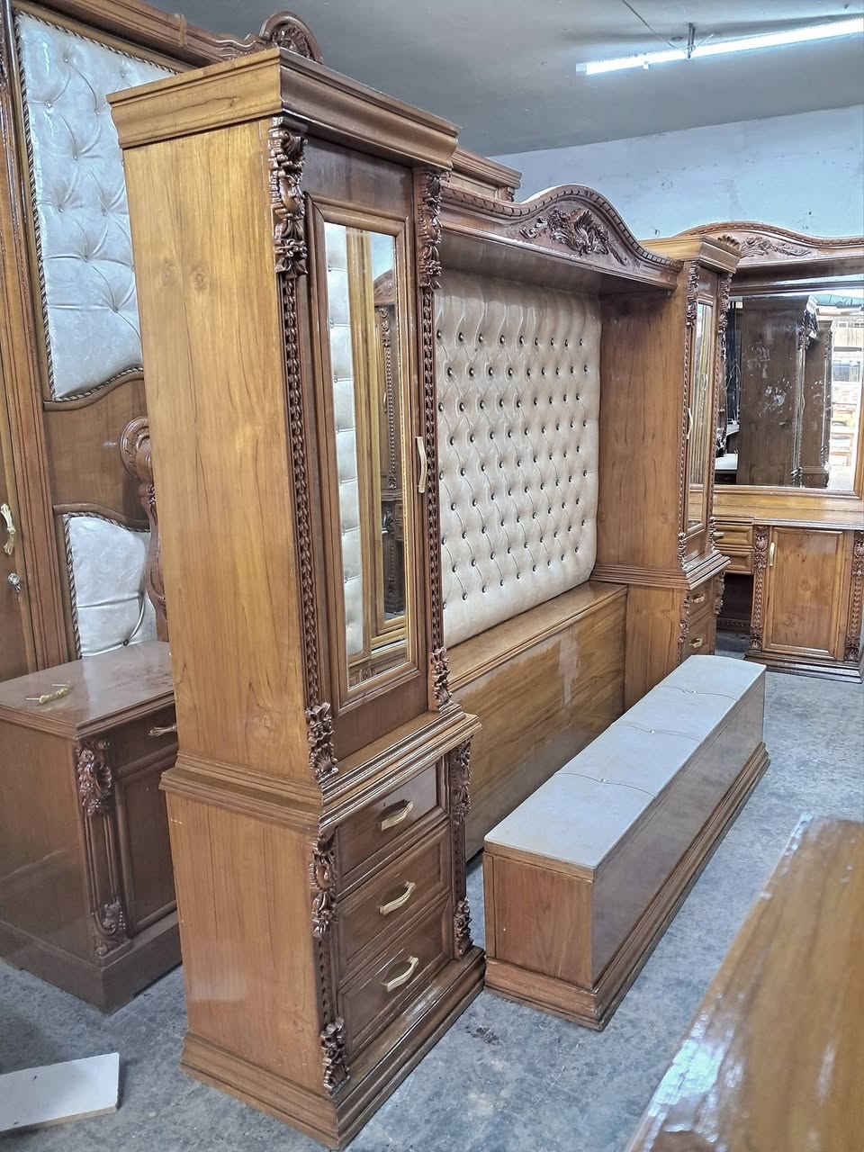 يعلن معرض الموسوي عن وجود غرفه  موديل مسرح اخت الجديده تصميم تركي شغل عراقي حجل زان مصري ودنك زان مصري داخل وخارج صاج ضهر جرجوبه دوشمه الابواب خياط زاويه بارتفاع الكنتور الغرفه ولا غلطه اي استفسار خاص او الاتصال 
***********
***********واتساب المكان بغداد يوجد توصيل لكافه المحافضات بالعافيه عل الياخذها
