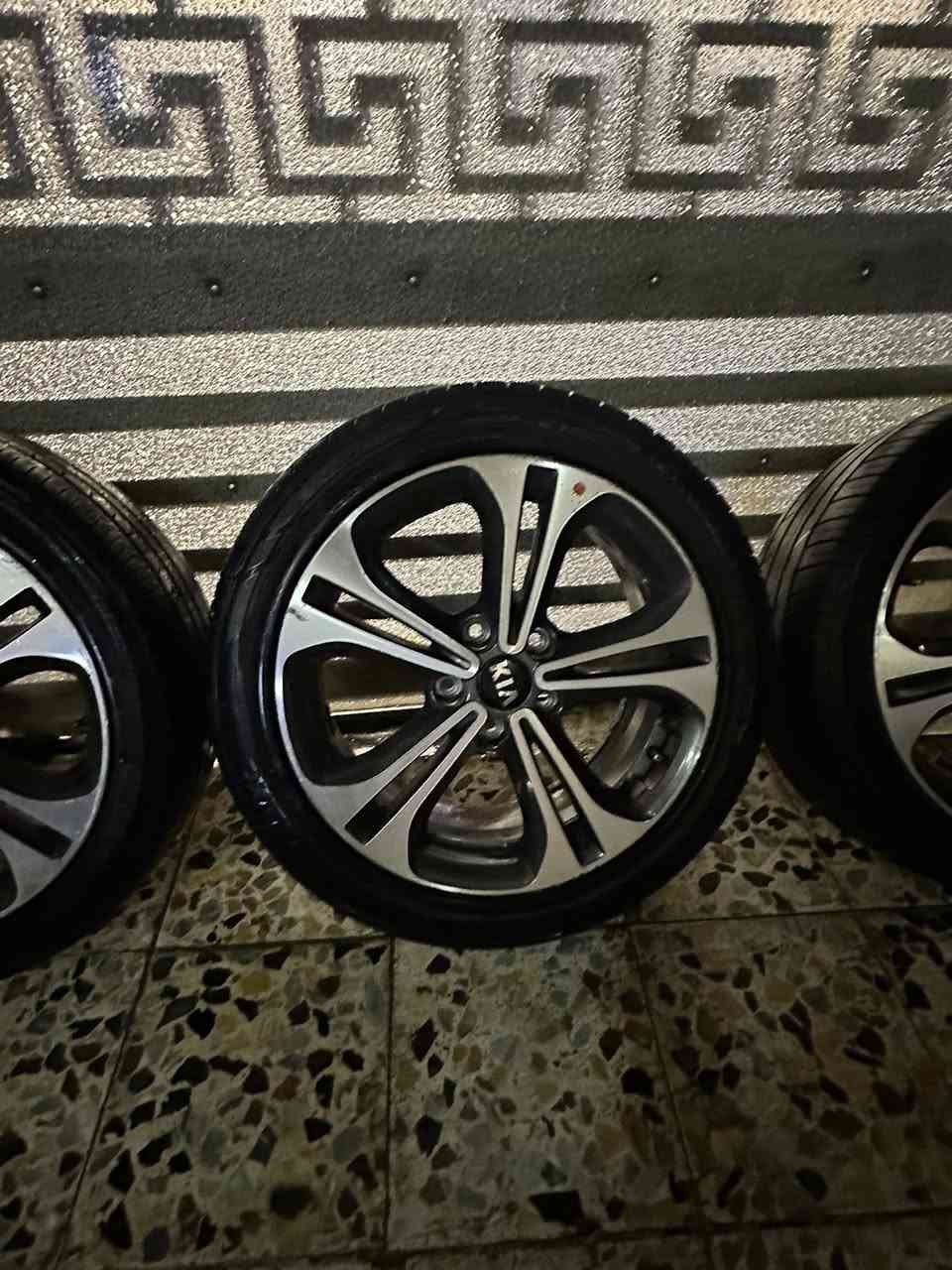 السلام عليكم ويل سيراتو اصلي شركه العدد 4 نظيف جدآ المكان بغداد الزعفرانيه ***********
السعر ٢٠٠
