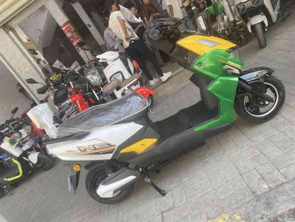 دراجة سكنس شحن للبيع 
تم الشراء من مركز حسن وحسين بسعر 950 الف 
نظافة خير من الله اشتريته قبل فتره قليلة جداً 
تمشي 45KM او اكثر 
السرعة 60 حقيقي جدا سريعة 
6 بطاريات الكبار 
النظافة خير من الله تجي تفحص وتشوف 
الرقم *********** 
مكاني:بغداد الحرية شارع العريض قرب مطعم كص الاخلاص الشهير 
السعر 900الف فقط قفلل
