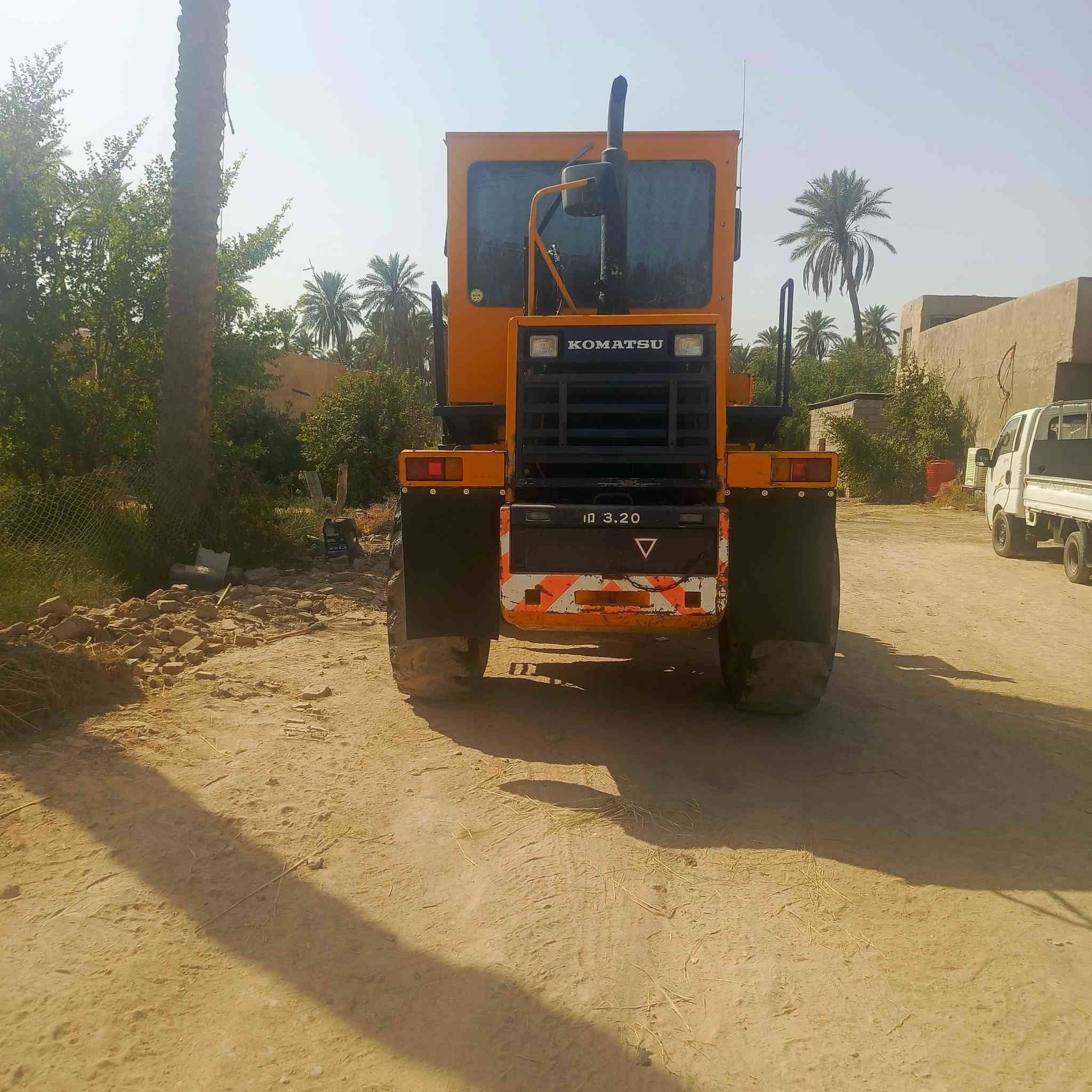 شفل كوماتسو100 للبيع دخول جديد مكينه ٦ كفاله سعر ٣٣٥ ***********
