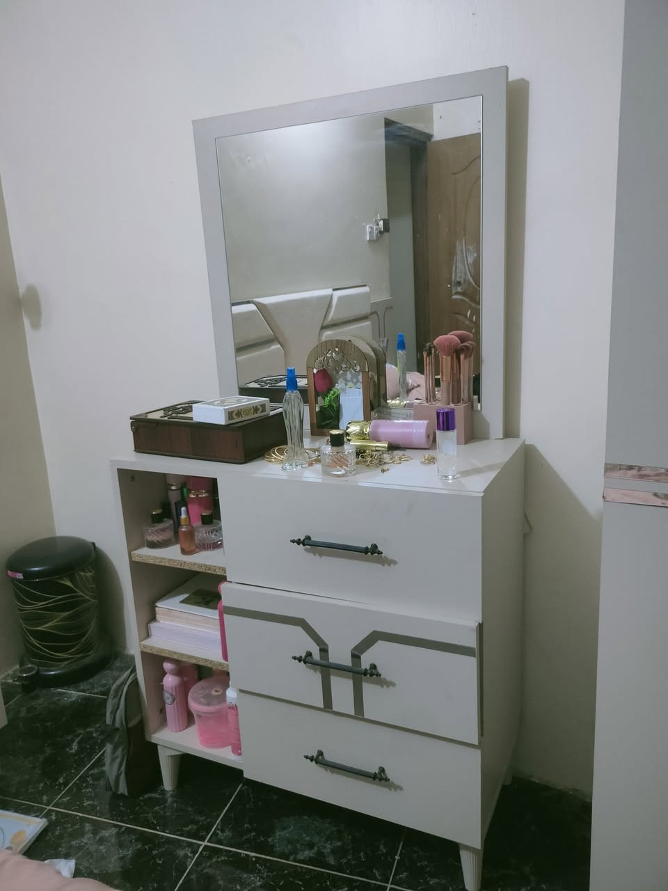 السلام عليكم 
غرفه اخشاب تركي مستعمل 5 قطع للبيع متوازي عليها نظيفه جربايه جك مخزن السعر 350 نظيفه كلش مكاني بغداد الحريه دور نواب الضباط للتواصل *********** واتساب
