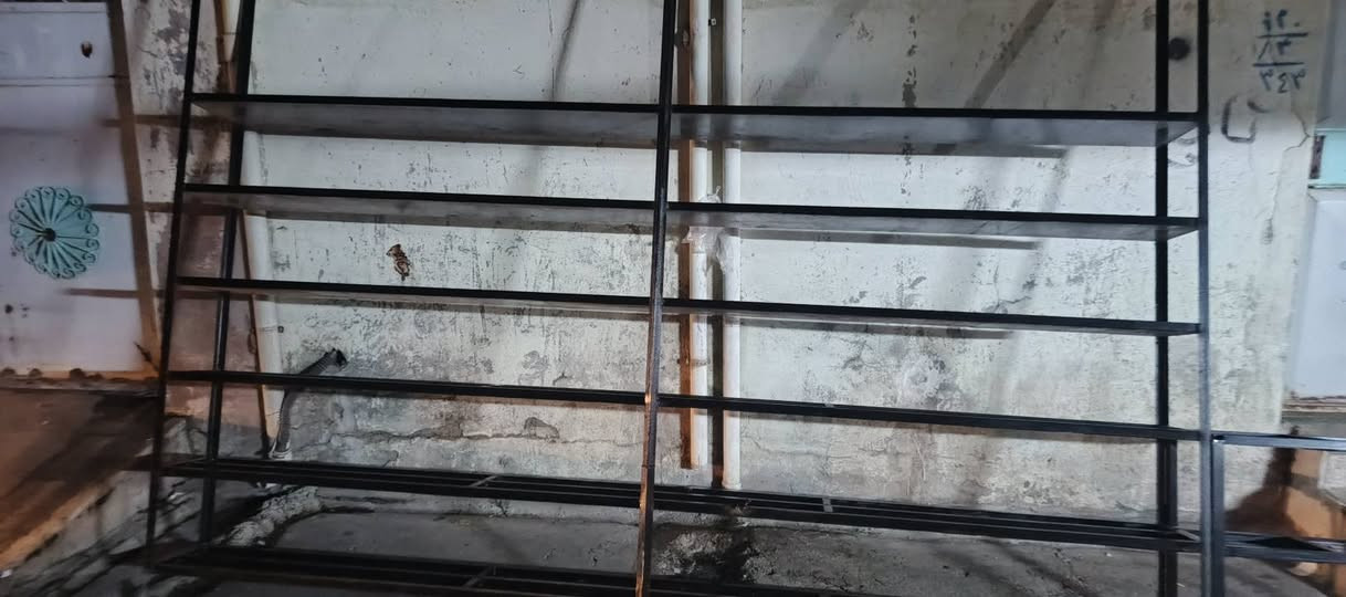 ارفر حديد صب مع براد طول متر ونصف و عارضة مشاريب للبيع البراد والعارضة شرط شغالات السعر على الخاص ***********
