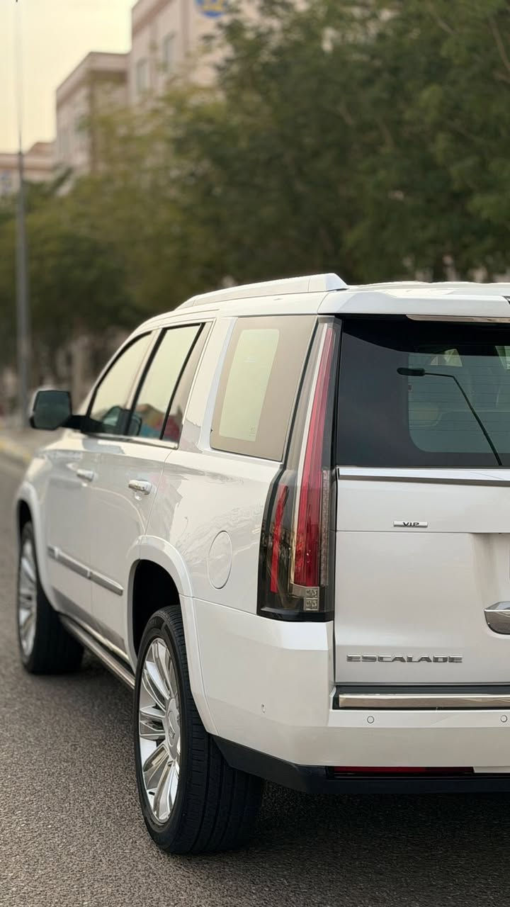 السلام عليكم كديلاك اسكاليد موديل 2018 خليجي وكاله المنصور بلاتينيوم VIP دبل رادار فول مواصفات هزه ورقم اربيل الجديد كفاله ضربه وتبديل وصبغ وبارد وشخوط حته الدعاميات ماشيه 105KM جديده السياره . 
العنوان : بصره 
رقم الموبايل : ***********
