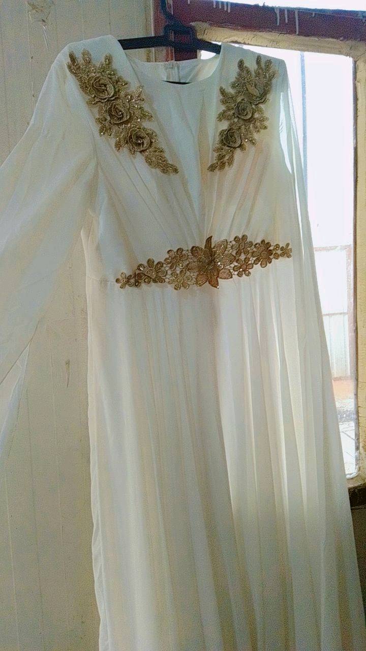 عندي ثلاث قطع فساتين أنيقة مثالية للمناسبات والحفلات. الفستان الأبيض الأول مزيّن بتطريز براق على الصدر يعطيه لمسة فاخرة ومميزة. الفستان الأسود يتميز ببساطة التصميم مع فيونكة براقة على الخصر تجعله أنيق ومناسب للسهرات. القطعة الأخيرة عبارة عن ثوب أبيض طويل مزين بزهور ذهبية عند الرقبة والخصر، مثالية للمناسبات الخاصة. جميع القطع في حالة جيدة جداً ومستعدة للاستخدام الفوري.