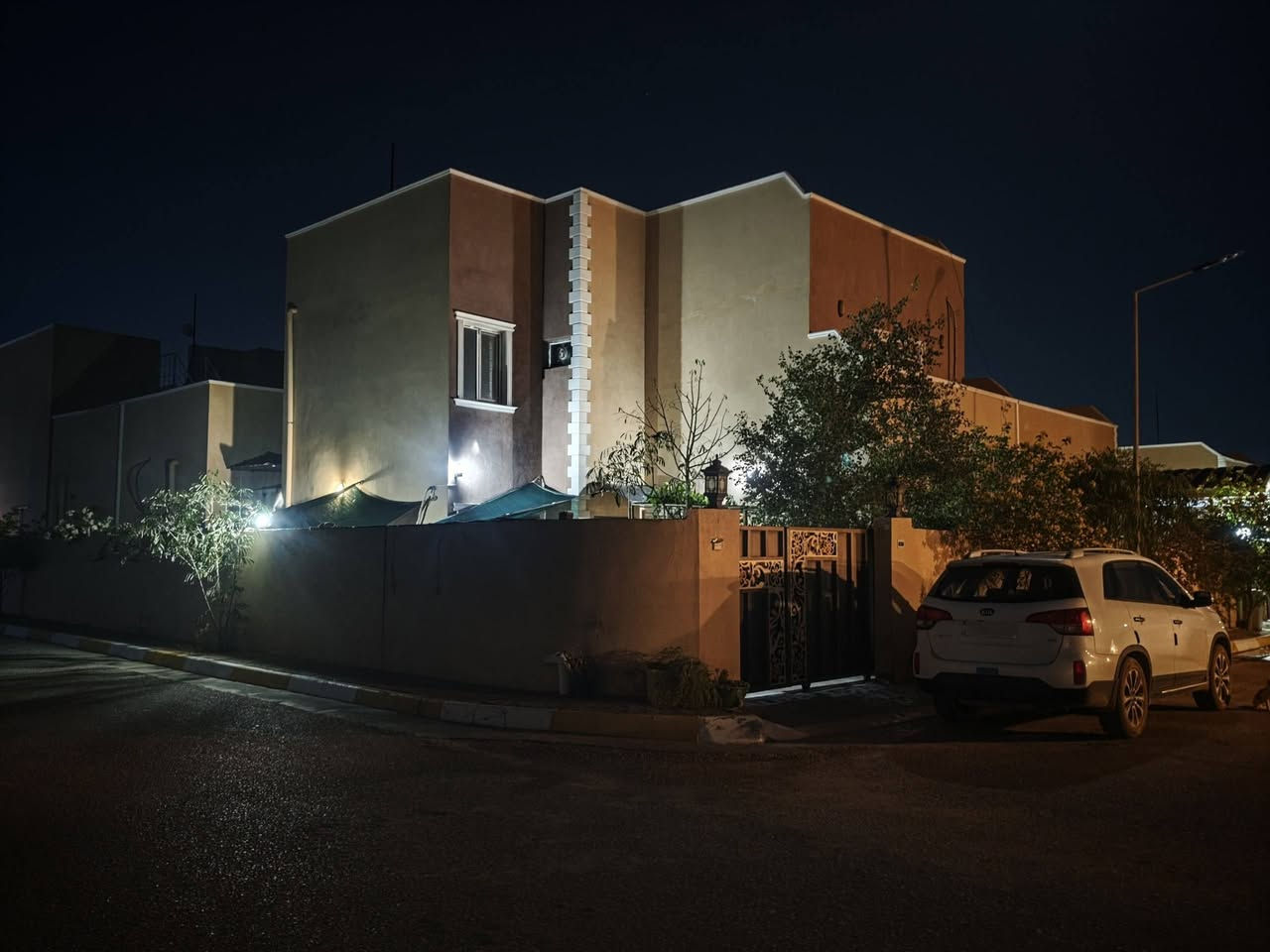 دار للبيع في مجمع الزهراء السكني في الديوانية..دور ال٣٠٠ طابقين اربع غرف نوم ركن على حديقة جانبية ومتنزه داخل الفرع..وخدمات كاملة ..يباع نقداً ..السعر١٩٠ وبي مجال 
لمعرفة المزيد يرجى الاتصال بالرقم ***********

