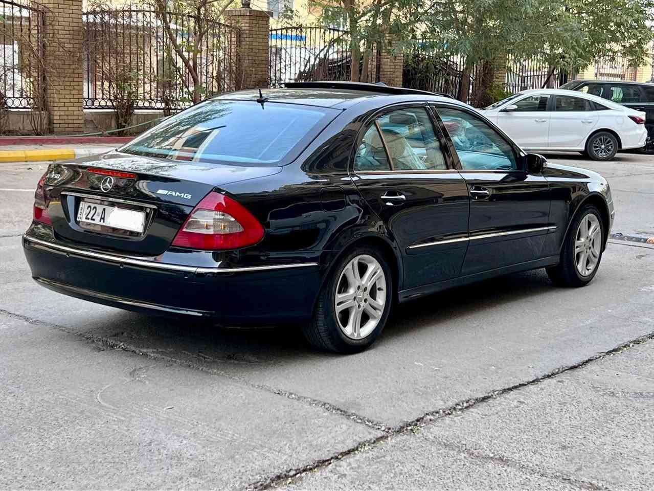 السلام عليكم 
للبيع مرسيدس E200 
محرك 4سلندر موديل 2004  خليجيه قطعتين صبغ فقط جاملغ امامي وجاملغ خلفي فول مواصفات 1/1 افنكارد 
بانورما 
حساسات اماميه خلفي 
3بردات  تحكم استيرن 
وستيرن كهرباء ووخزن كشنات تدفاء تبريد سيدي جنجر 6اقراص  وبعد بيه هوايه مواصفات 
رقم أربيل الجديد باسمي رايده ب125 وبيه مجال للشراي مكانه اليرموك 4شوارع *********** بغداد, العراق
