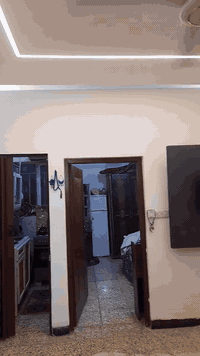 السلام عليكم ورحمة الله وبركاته 
بيت للبيع فقط 
البيت يتكون حسب وصف الفديومن طابق ارضي معزول تماما يتكون من غرفة نوم سويت حمام داخل الغرفه وحمام خارجي وصاله .مطبخ صغير
الطابق الثاني يتكون من شقه طابقين وحسب وصف الفديوطابق الشقه الأول عباره غرفه صاله حمام  
طابق الشقه الثاني غرفه عدد٢ صاله وحمام 
مع سطح
مساحة البيت ٤٠ متر أسهم مشاع واقع حال ٥٠ متر
ل 
صاحب الدار موجود 
رقم الهاتف
***********
***********
***********

بيع مستعجل
