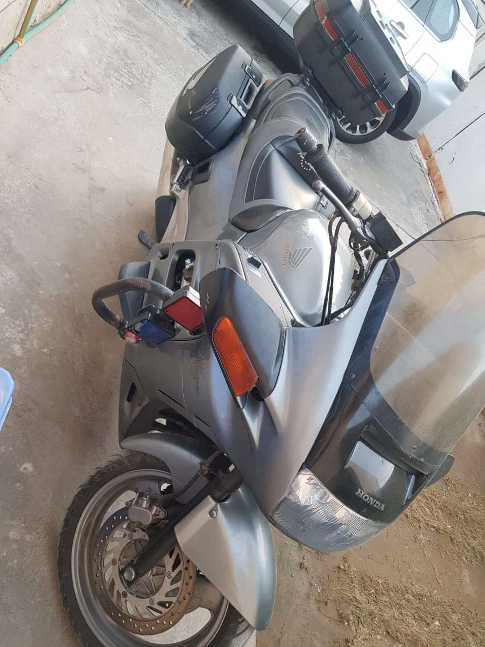 السلام عليكم ورحمة الله وبركاته دراجة للبيع !
هوندا ST1100 ياباني
تاريخ الصنع /1994
دراجة مرقمة باسمي تحويل بنفس اليوم دراجة جديدة وخير من الله مال رمبة دراجة على ايدي ومكفولة من التاير للتاير كفالة عامة برغي ما مفتوح منها دراجة مال رحالة وين متريد تراي الك عسى ما للبصرة دراجة نضيفة وعلى ايدي اكفلها الك من الشخط ومثل مموضح كدامك بالصور الدراجة حلوة وخير من الله وتشوفها بالواقع بعد احلة الشراي وجاد ليكسر بحلال الناس ولو ما تضايقت على لفلوس ولا ابيعها والي يشتريها بالف عافية ومن كلب طيب وصافي دراجة جديدة وتجي تشوفها وتفحص وتاخذ تراي وين ميعجبك وبيك خير وتدلل 
السعر المطلوب 37 ورقة يعني بالعراقي ( 5,500,000 ) وبيها مجال للشراي ويدلل 
اتصل على الرقم التالي اذا تحب تعرف تفاصيل اكثر (***********) متواجد واتساب
