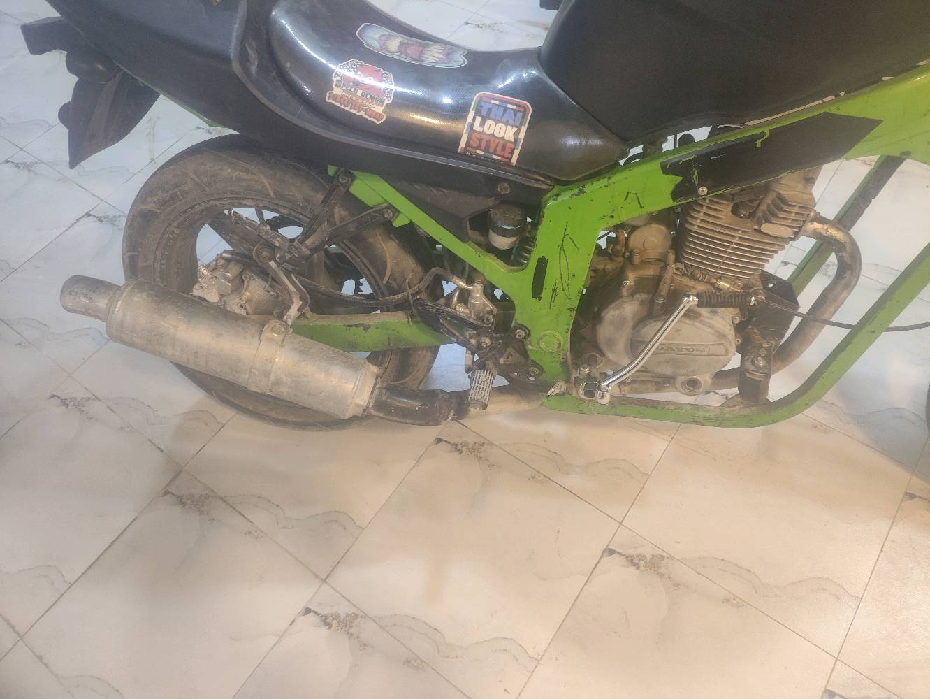 دراجة نارية قوية وتصميم جذاب بلون أخضر وأسود، قادرة على الأداء الممتاز في مختلف الظروف. مناسبة للشباب اللي يحبون السرعة والمغامرة. استخدمت لفترة وتم صيانتها بشكل دوري، والدفع موجود جديد وفعّال.