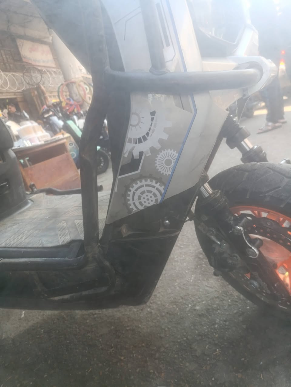 السلام عليكم دراجة شحن كهربائية للبيع
الدراجة حلوة ونضيفة كهربائياتها كلها شغالة لايت عالي ناصي دبل اشارة سرعة حقيقي 80 البطاريات 6 مصطرة كبير 
تمشيك بالشحنة الوحدة من 60_70 كيلو حقيقي الدراجة تجي مدرعة بالكامل بس بيها الدرع الامامي مضروب ومشيول من مكانة والكفر الامامي مكسور مثل ما موضح السعر 700 وبيها مجال 
*********** رقم الواتساب متواجد 24 ساعة
