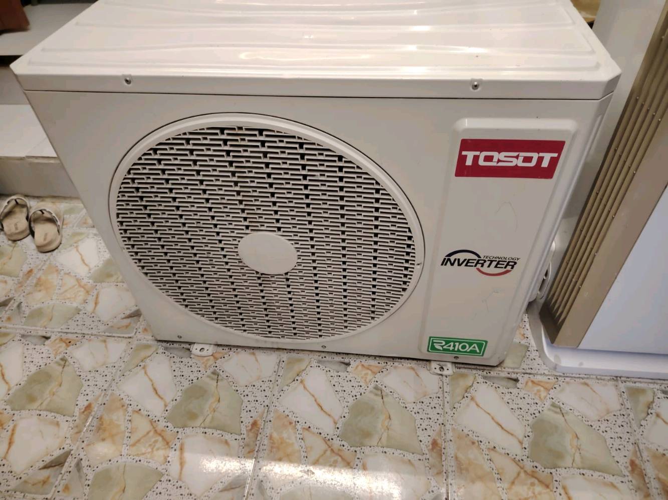 هذا مكيف من نوع سبلت ماركة TOSOT، نموذج TF-H366IZP3. يتميز بتقنية الانفرتر التي تساعد في توفير الطاقة. مناسب لجميع الأجواء ومزود بغاز التبريد R410A. مصنوع في الصين بتاريخ 2022 ويتحمل فولتية بين 220 إلى 240 فولت.