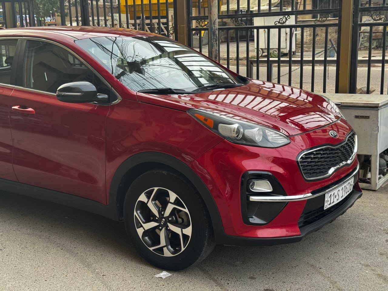 السلام عليكم ورحمة الله و بركاته
 سبورتج وارد اميركي موديل ٢٠٢٢ شكل القديم 
سيارة مواصفات روعه ماشيه ٩٥ الف كيلومتر 
رقم بغداد  دولي باسمي تحويل مباشر 
تخم تاير ويل كب مكينه و كير كفاله تبريد مجمده لايت زينون عالي وناصي ستيرن فول تحكم شاشه و توقف ذاتي و تحديد مسار و رادار  السيارة كما موضح في السونار المرفق سياره ترايها لاوروبا كامله و جاهزه للاستخدام 
 سعرها ١٧٠ و بيها مجال للجادين مكانها بغداد 
للاتصال   ***********
