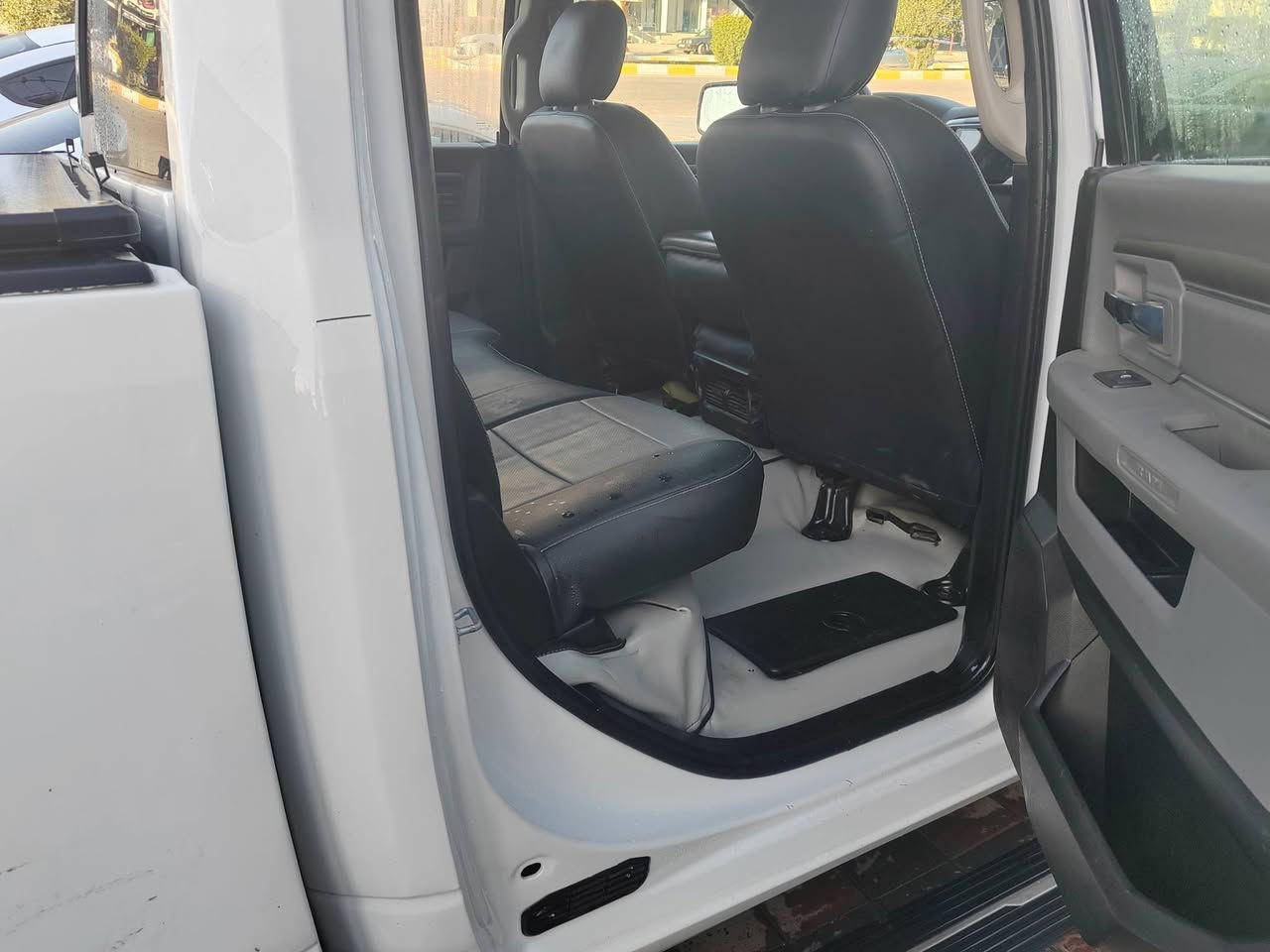 رام كلاسك ١٩ رقم أربيل ٨ سلندر ٥٧٠٠ هيمي باب طويل بدي طويل ضررها بالعراق بنيد وجاملغ مبدلات وجاملغ مصبوغ عكس السايق يعني ٤ قطع صبغ.
والباقي ضررها بأمريكا بالصور الي في أمريكا. السعر ١٩٥ ورقة وبيها مجال ويرهم مراوس ايظا.
رقم وتساب  ***********.
مكان السياره فلوجة
