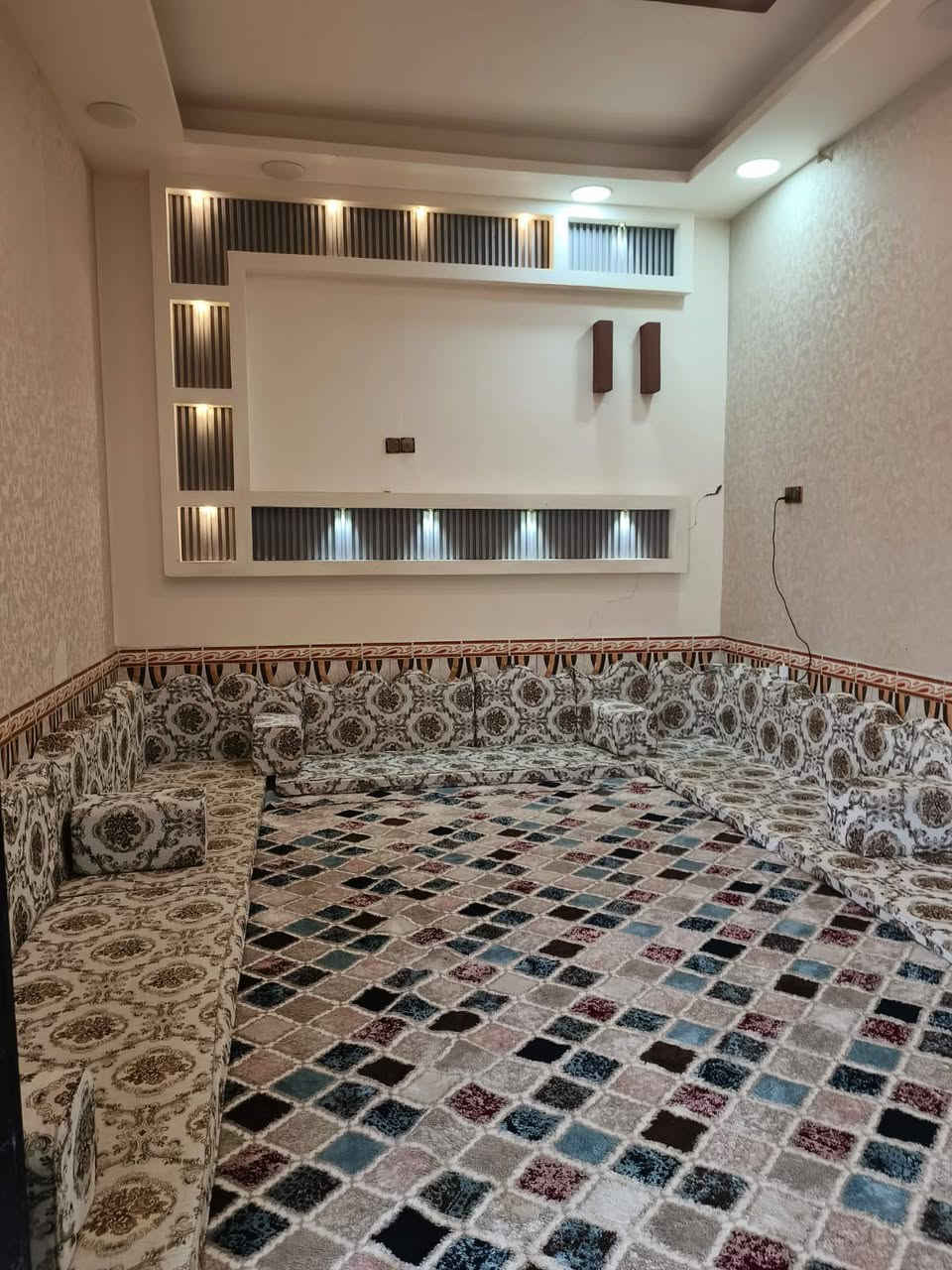 البيت مساحته 350متر  عقد زراعي وبي رقم بلديه يتكون من غرفتين ومطبخ وصاله وديوان وصحيات

نواقص لبيت وارش وكاشي للحوش 

تقاطع شعيبه مقابيل معارض الكرناوي

سعر 90 قابل التفاوض للشراي التواصل خاص او واتساب ***********
