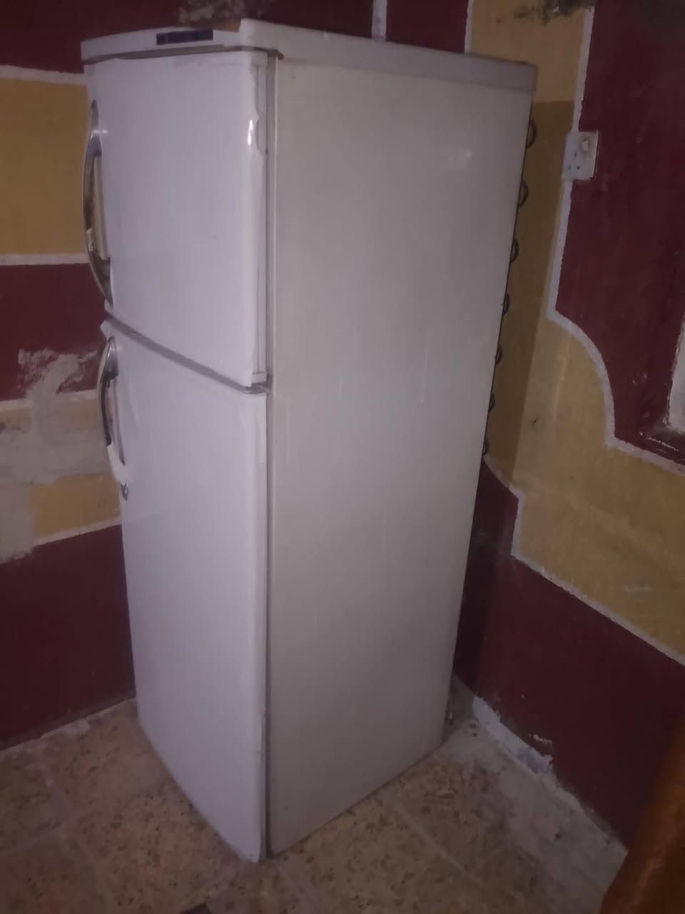 ثلاجه للبيع  ع شرط تجي تشغله وتفحصه وتاخذه ونطيك بيه ضمان ثلاجه كشره نضيف كلش سعر 100 وبيه مجال عنوان نجف شارع مدينه ***********
