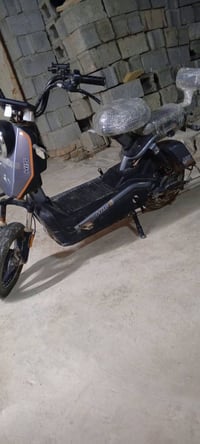 البيع دراجه شحن حلوه ونضيفه عوزه بس بطاريات السعر 200وبيه مجال الشراي ...