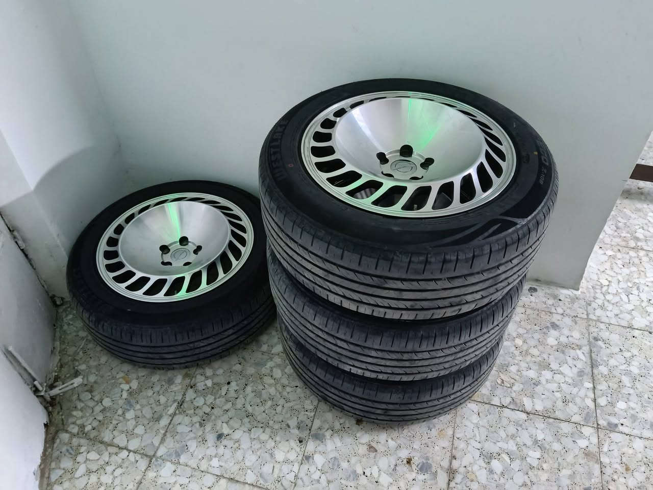 تخم تاير و ويل مايباخ للبيع قياس 18 مكاني بغداد ***********
