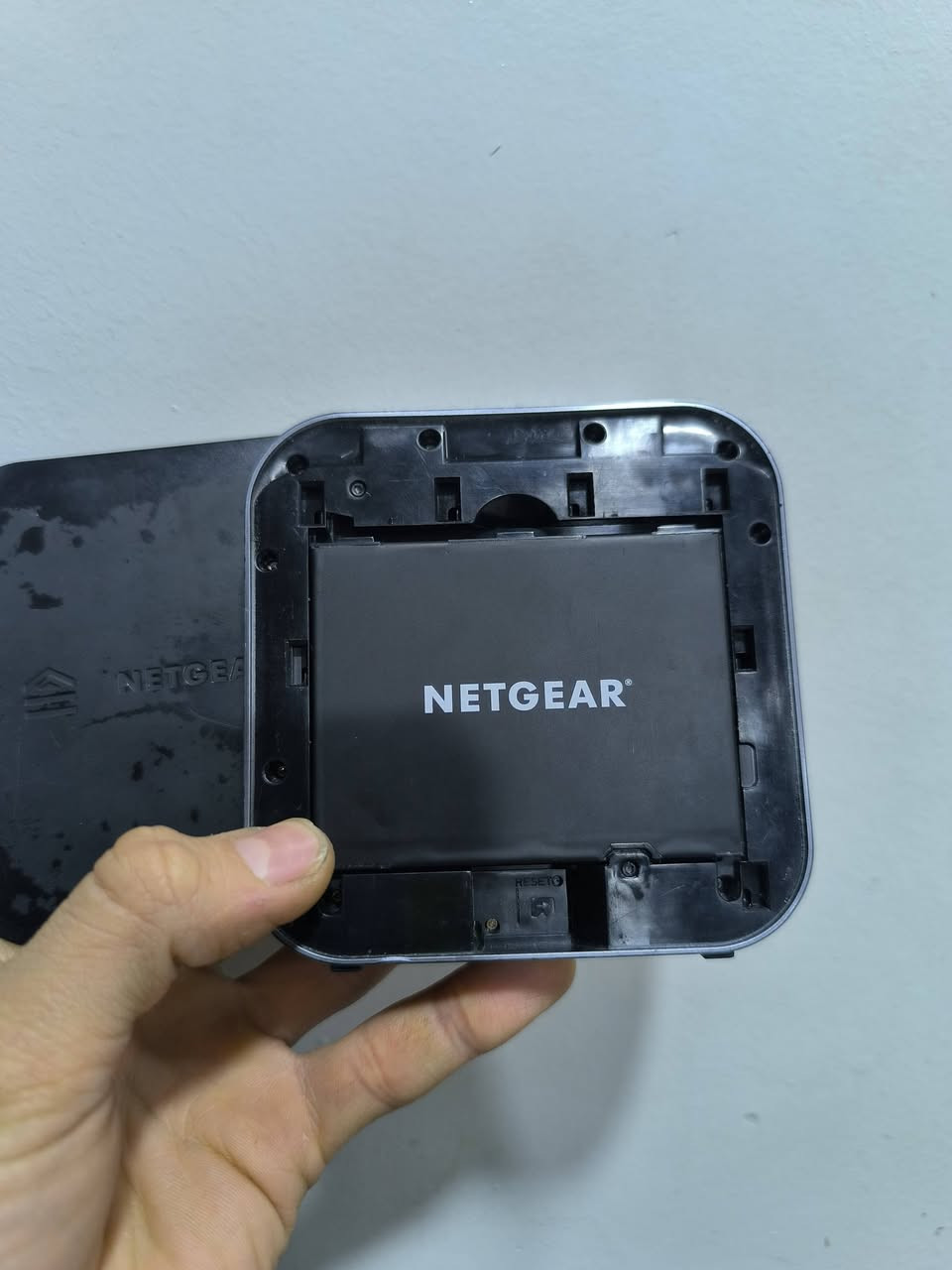 نعم، الجهاز الموجود في الصورة هو راوتر متنقل من طراز NETGEAR Nighthawk M1 (الموديل MR1100). يشتهر هذا الجهاز بكونه أحد أوائل أجهزة الراوتر المحمولة التي تدعم سرعات شبكة الجيل الرابع (4G LTE) من فئة جيجابت..

الميزات والمواصفات الرئيسية

السرعة: يوفر سرعات تنزيل قصوى تصل إلى 1 جيجابت في الثانية وسرعات تحميل تصل إلى 150 ميجابت في الثانية.

الاتصال: يدعم تقنية Cat. 16 LTE Advanced Pro وتجميع الناقلات رباعي النطاق (4-band Carrier Aggregation). يمكنه توفير اتصال إنترنت آمن لما يصل إلى 20 جهازًا عبر شبكة الواي فاي في وقت واحد.

البطارية: يحتوي على بطارية ليثيوم أيون قابلة للإزالة بسعة 5040 مللي أمبير في الساعة، والتي توفر ما يصل إلى 11 ساعة من الاستخدام المتواصل، ويمكن استخدامها أيضًا لشحن الأجهزة الأخرى عبر ميزة JumpBoost.
سعر 60 الف ***********
