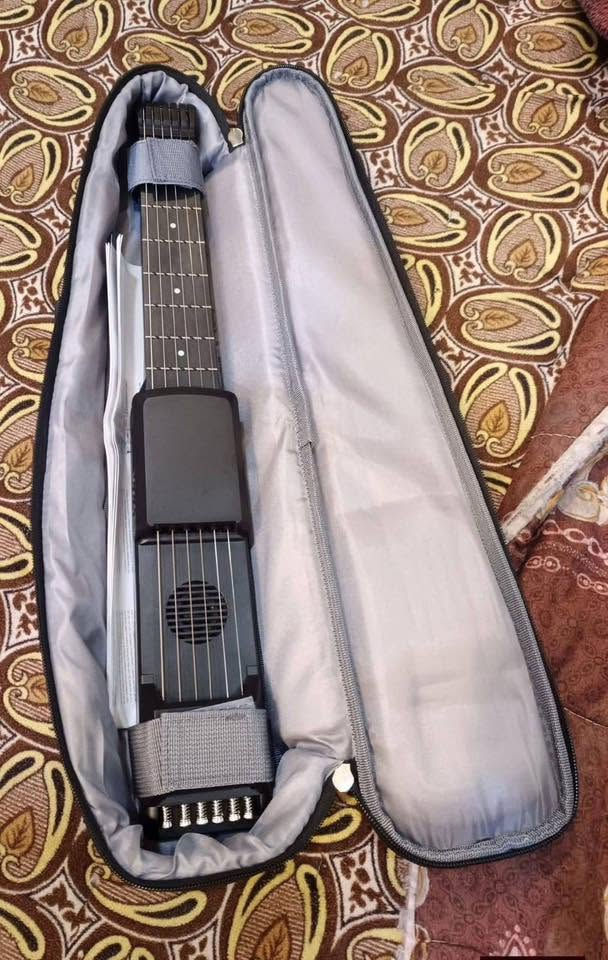 ￼
🎸 للبيع – AeroBand AG01 Smart Guitar الأصلي
عندي قطعتين، تختار اللي يعجبك:
1️⃣ أبيض – جديد غير مستعمل
•  بالباكيت وجنطته الأصلية
•  السعر: عالواتس مناسب 
2️⃣ أسود – مستعمل نظيف جداً (استخدام بيت فقط)
•  بطارية تشد 10 ساعات، ما بيه أي عطل
•  السعر:مناسب عالواتس قابل للتفاوض البسيط)
المواصفات الثنينهم:
✓ يتفصخ بالنص وينحط بالجنطة (وزنه 2.7 كيلو)
✓ سبيكر داخلي + بلوتوث + مدخل سماعة
✓ 6 أوتار سيليكون ما توجع الأصابع
✓ شاشة LCD تتحكم بـ 9 نغمات و25 طبقة صوت
✓ شحن USB-C، يشتغل 8-10 ساعات
📍 المكان: بغداد – توصيل مجاني داخل بغداد، وباقي المحافظات 5

اللي يريد يتواصل عالرقم ***********

