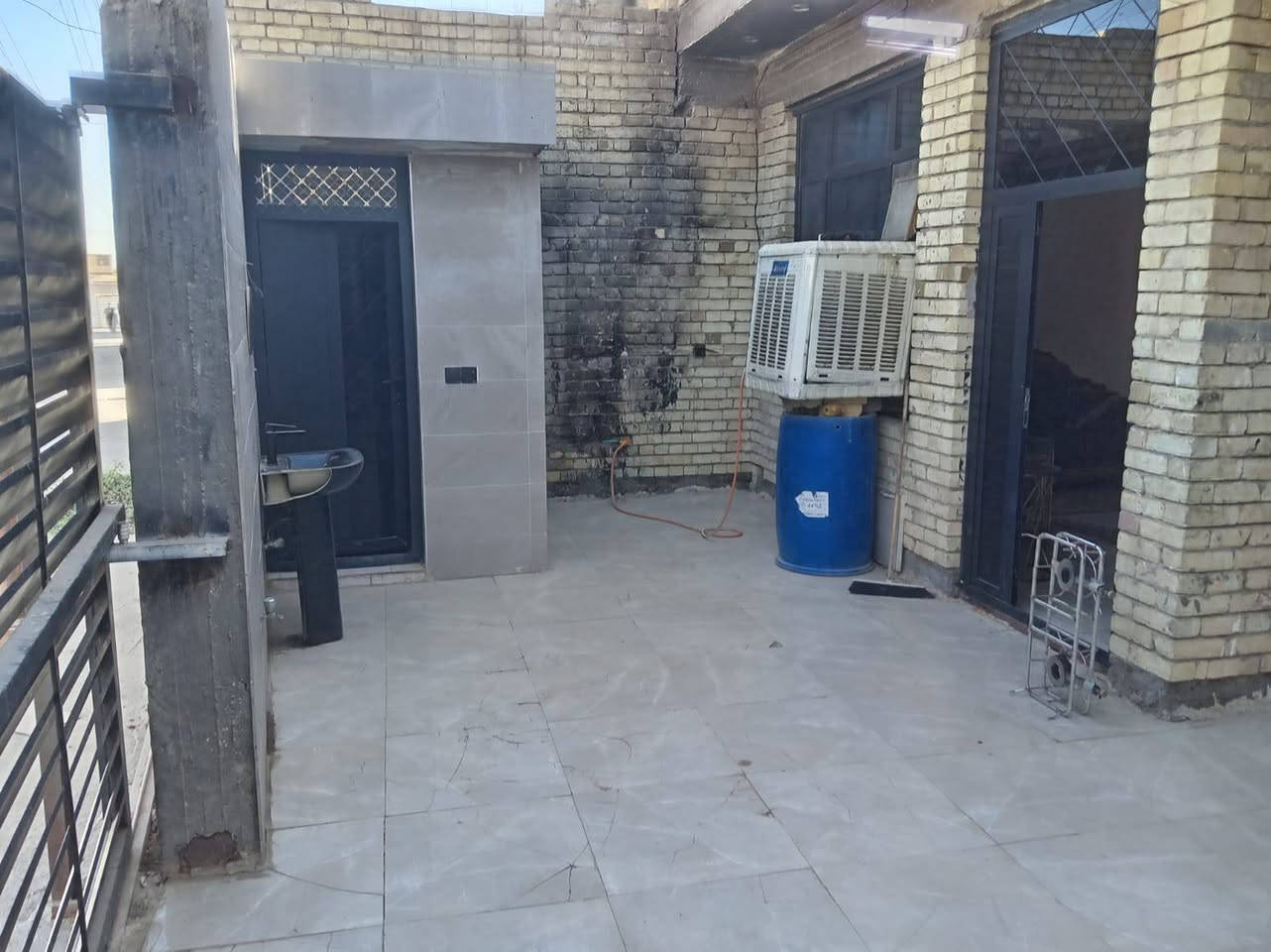 سلام عليكم بيت للبيع المساحه 200 متر ركن وجه 10 نزال 20 طابقين الطابق الثاني هيكل بعده كامل خدمات سند 25 السريدات القديمه مربع الثالث قرب اسواق حموشي للاستفسار ***********

