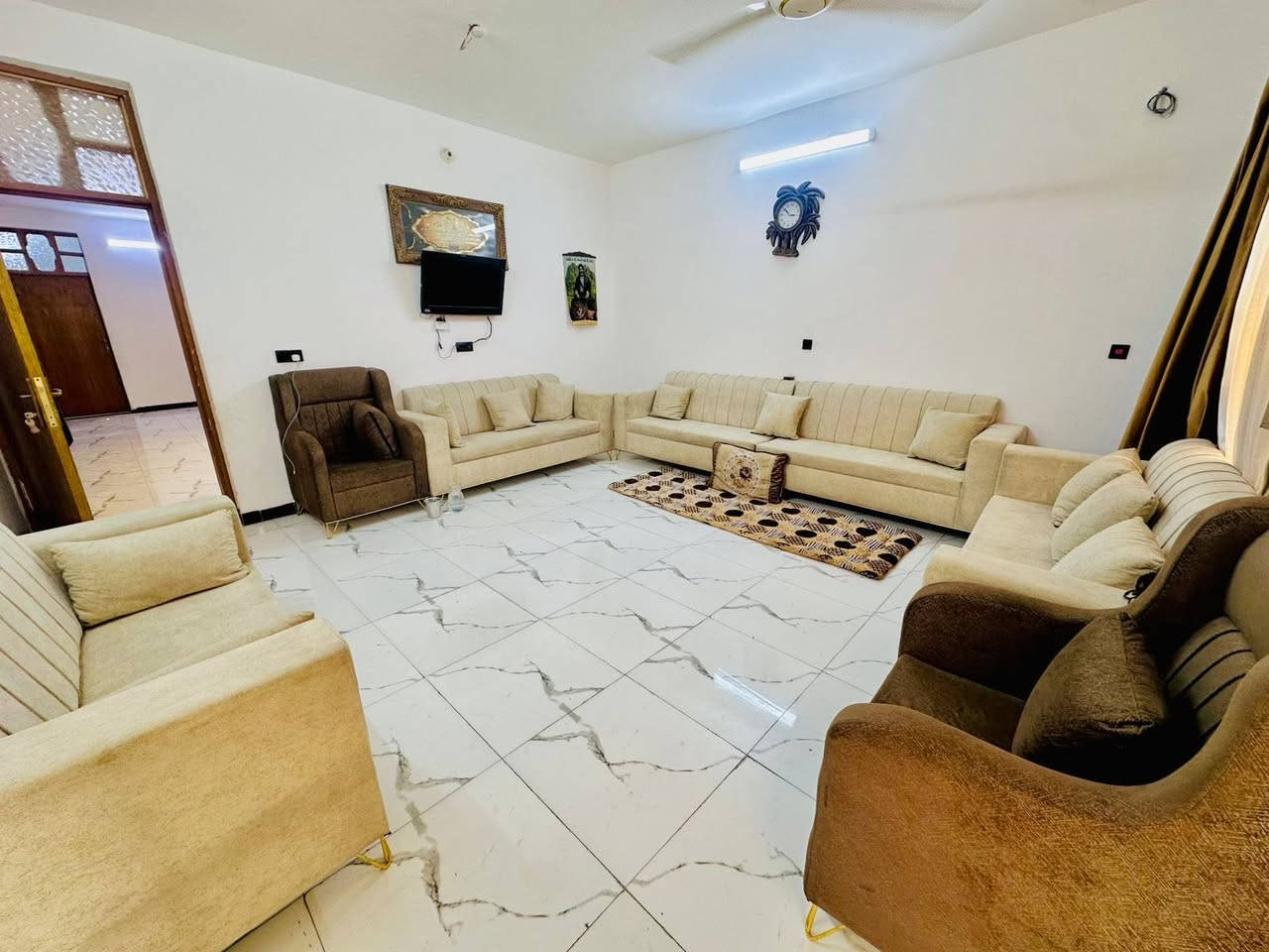 السلام عليكم
بيت للبيع حي ذويب الاول خلف (قاعه لافندر)  يبعد عن الشارع العام 50م
المساحه 240م
غرفتين نوم
صاله
استقبال نساء
استقبال رجال
صحيات داخليه وخارجيه
للاستفسار: ***********
