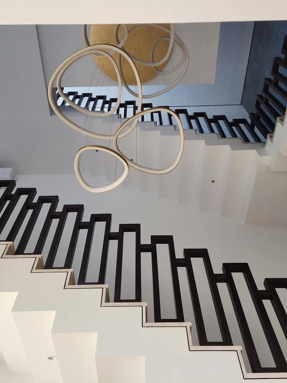 في Dark Art نؤمن أن التميز يبدأ من أدق التفاصيل.

في هذا المشروع حرصنا على تحقيق توازن متناغم بين الفخامة العصرية والبساطة الهادئة، من خلال تصميم داخلي يعكس الهوية الحديثة للمكان ويمنح إحساسًا بالرحابة والأناقة في آنٍ واحد

تم توظيف الجدار الحجري الداكن كعنصر بصري رئيسي ليشكل خلفية فاخرة للسلم المعلق، مع درابزين معدني بتصميم هندسي يعزز الطابع المعماري المميز. كما تم دمج الإضاءة المخفية والخطية بعناية لإبراز التفاصيل المعمارية وإضفاء أجواء دافئة ومريحة

اعتمدنا ألوانًا محايدة وخامات راقية تتناغم مع الأثاث العصري، بينما أضافت العناصر الطبيعية والديكورية لمسات من التوازن والهدوء داخل الفراغ

النتيجة هي مساحة معيشة تجمع بين الجمال الوظيفي والرقي البصري، حيث تتحول كل زاوية إلى تفصيل مدروس يعكس جودة التنفيذ ودقة التصميم

Dark Art — نصنع مساحات تنبض بالأناقة، وتروي قصة من الإبداع في كل تفصيلة. ✨
هـ***********
insta : vxrsar 

#DarkArt #InteriorDesign #ModernDesign #LuxuryInterior #Architecture #HomeDesign #LivingRoomDesign #ContemporaryDesign #
