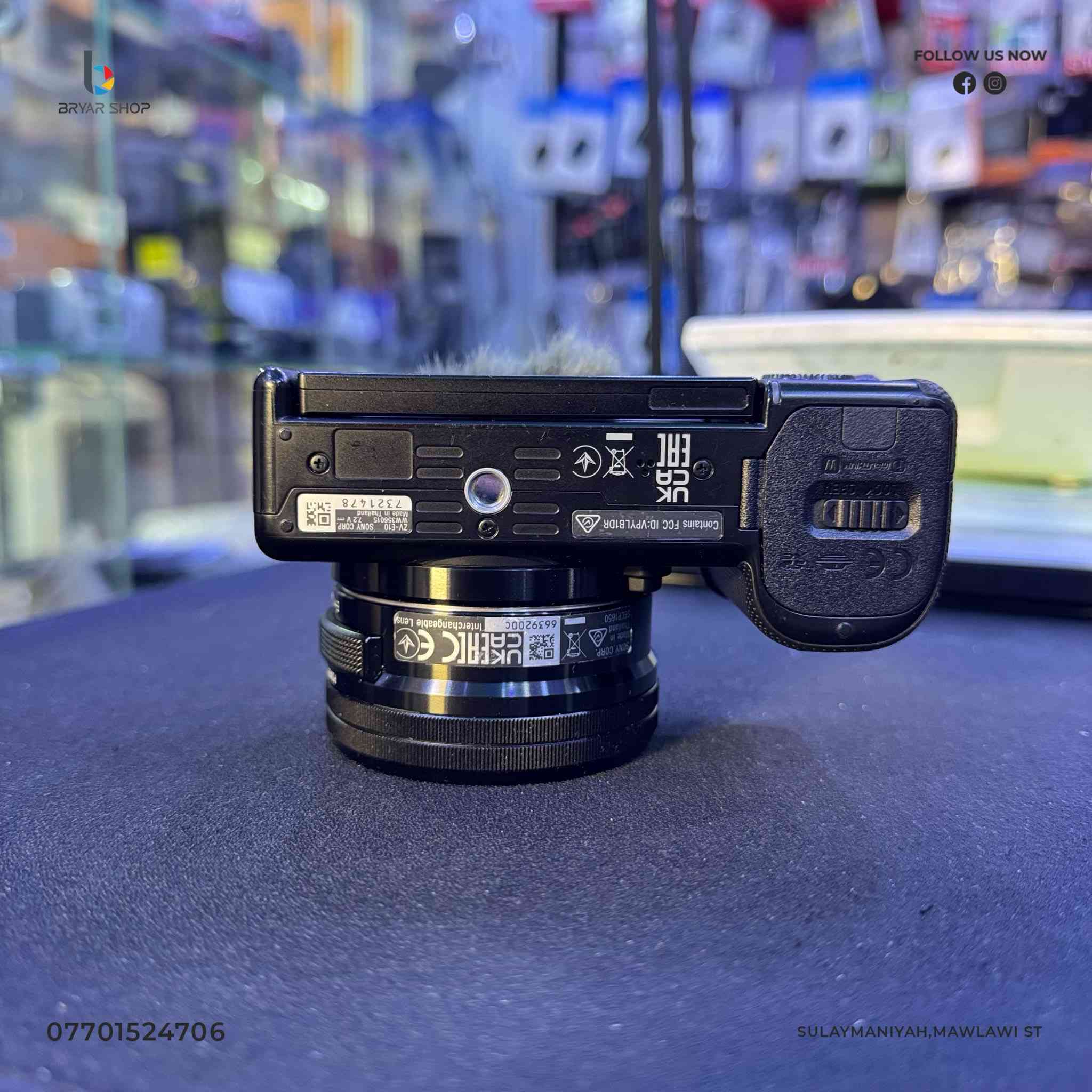 پێشانگای بڕیار 📸

Sony ZV-E10 , بەردەستە دەستی دوو

١. سێنسەر و وێنە
• سێنسەر: 24.2 مێگاپێکسڵ (APS-C Exmor CMOS).
• پڕۆسێسەر: BIONZ X.
• جۆری وێنە: RAW, JPEG.
• کوالێتی ڤیدیۆ: 4K تا 30fps و Full HD تا 120fps.

٢. فۆکەس (Autofocus)
• خاڵەکانی فۆکەس: ٤٢٥ خاڵی فۆکەسی خێرا (Phase-detection).
• تایبەتمەندی: فۆکەسی سەر چاو (Real-time Eye AF) بۆ مرۆڤ و ئاژەڵ.
• بەدواداچوون: Tracking-ی ڕاستەوخۆ 

٣. تایبەتمەندییە دەنگییەکان
• مایکرۆفۆن: ناوەکی (3-Capsule Directional Mic).
• دەرچە: شوێنی مایکی دەرەکی (3.5mm) و دەرچەی هێدفۆن.
• پارێزەر: کڵاوی فەروو (Wind Screen) بۆ نەهێشتنی دەنگی با.

٤. شاشە و دیزاین
• شاشە: ٣ ئینجی LCD دەست لێدان (Touchscreen).
• جووڵەی شاشە: بە تەواوی بۆ تەنیشت دەکرێتەوە (Vari-angle).
• کێش: ٣٤٣ گرام (زۆر سووک و بچووک).

٥. بەستن و پەیوەندی
• Bluetooth & Wi-Fi: بۆ گواستنەوەی وێنە بۆ مۆبایل.
• USB-C: بۆ شەحنکردنەوە و بەکارهێنان وەک Web-cam.
• مێمۆری: یەک دانە (SD/SDHC/SDXC - UHS-I).

٦. تایبەتمەندی ڤیدیۆیی
• S-Log2, S-Log3, HLG: بۆ مۆنتاژی ڕەنگی پرۆفیشناڵ.
• Product Showcase: گۆڕینی فۆکەسی خێرا بۆ ئەو شتانەی 
نیشانی کامێرای دەدەیت.
• لەرزینگر: Electronic SteadyShot (تەنها دیجیتاڵ).

📥بۆ نرخ خاڵێک لە کۆمێنت دابنێ

‎ناونیشان : سلێمانی - شەقامی مەولەوی - بازاڕی کوردۆ - 
‎بەرامبەر فلافل بنار

📞:*********** - ***********
