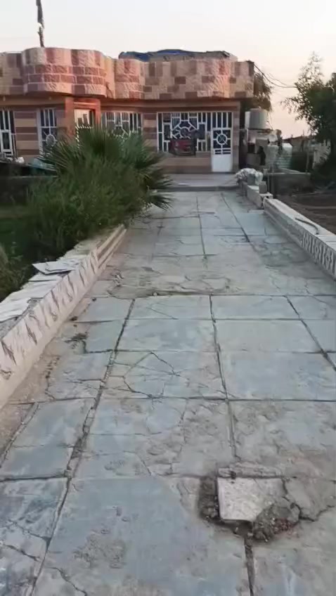 سلام عليكم بيت البيع كامل وياه مشتمل وره البيت رقم الهاتف ***********
