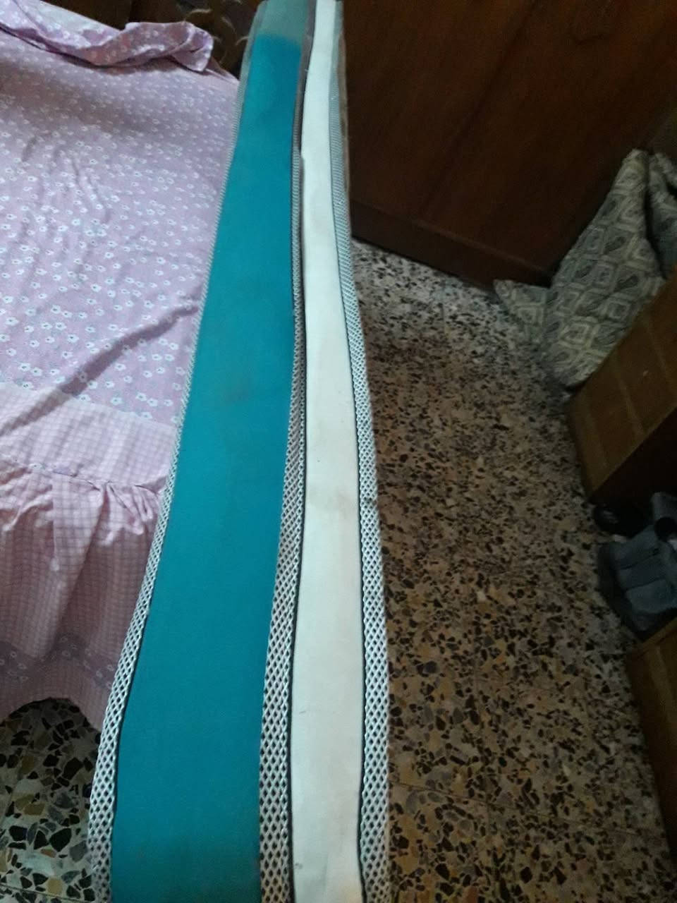 دوشك ضغط نظيف مستعمل للبيع
الشرشف الخارجي ...يحتاجله  غسل...


**إذا كنت صاحب هذا الإعلان وتريد حذفه لأي سبب، رجاءا أرسل رسالة إلى الدعم الفني**