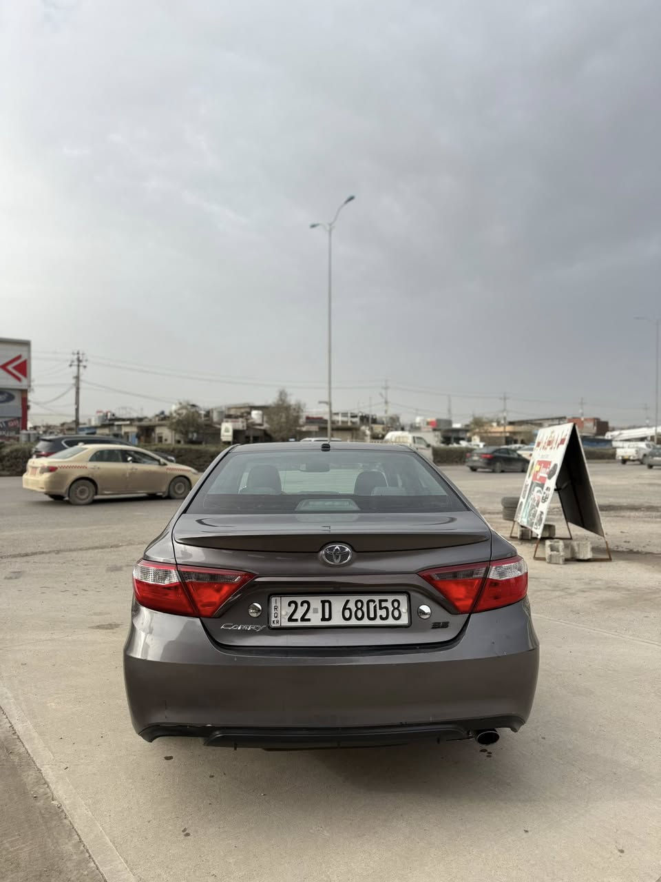 كامري وارد امريكي 2017.  SE بجم وخلف كبس بدون ايرباك
محرك 2500 تنفس طبيعي /4 سلندر 
الضرر / صفحه جهه السايق صبغ 
ماشي 95 الف مايل 
محرك كير مكفول بدون اي كلوب مشتغل بلدشبول صور ضرر مرفق بالصور 
السعر ١٤٠ مجال قليل
المواصفات SE /
كرسي السائق كهرباء . كراسي ربع جلد 
تحكمات كامله . كير بالستيرن .شاشه وكامرا 
ويل كب اصلي .
سنويه ورقم جديد لغايه ٢٠٢٩ 
تحويل وكاله جاهز. 
مكان السياره اربيل 
***********. واتس واتصال

