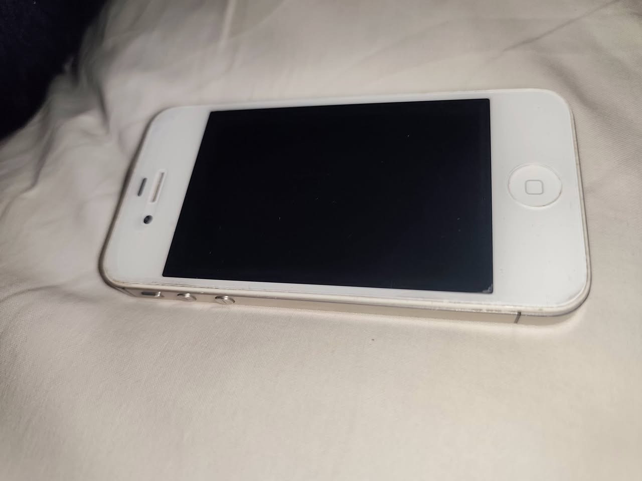 سلام عليكم
ايفون فور اس 4s 

-شاحن 

-كڤر 

-شغال سيمكارت منفذ واحد SIM 

-توصيل مجاني 

-سفاري شغال 

سعر 45 الف مع التوصيل

رقمي للتواصل واتساب ***********

