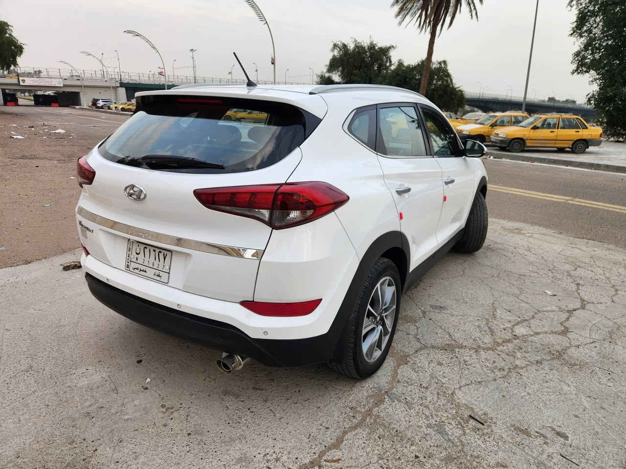 السلام عليكم 
توسان 2018 خليجي 
محرك ٢٠٠٠ دوش 
قطعتين تبريد 
حساسات خلفي 
تحكمات ستيرن 
مري شفط 
ويل حجم 18
ماشيه ٨٩ الف كيلو 
السياره بدون صبغ 
بيهه طخه خفيفه بالبنيد ومبدل بنيد اصلي خليجي نفس اللون بدون صبغ 
صور الضربه موجوده مواصله للراديترات 
اللايتات مالتهه البلادي نفسهه
بيهه بارد قليل باب خلف السائق 
السياره نظيفه جدا 
سنويه لل2027
رقم بغداد باسمي 
السعر 177$ وبيهه مجال بسيط 
العنوان/ بغداد/ الحريه 
للإستفسار الاتصال على/ 
*********** واتساب 
***********
