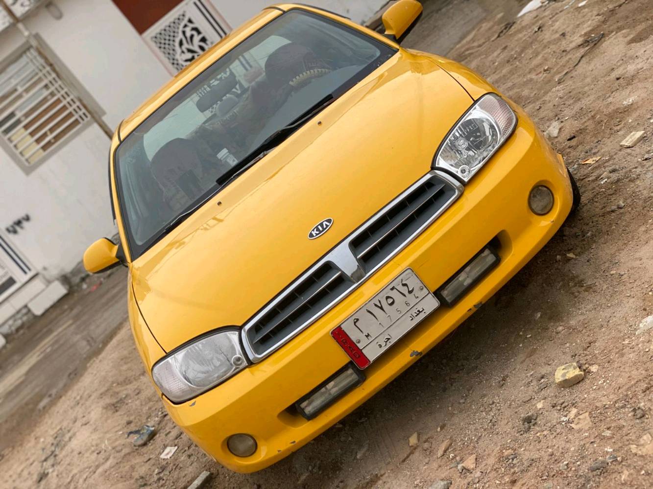 سيارة كيا موديل قديم لون أصفر بحالة جيدة. تمتاز بالمتانة والاعتمادية، مقاعد مغطاة بكَسْوة جديدة بتصميم مميز. مثالية للاستخدام اليومي ولمن يبحث عن سيارة اقتصادية وصحية للعمل.