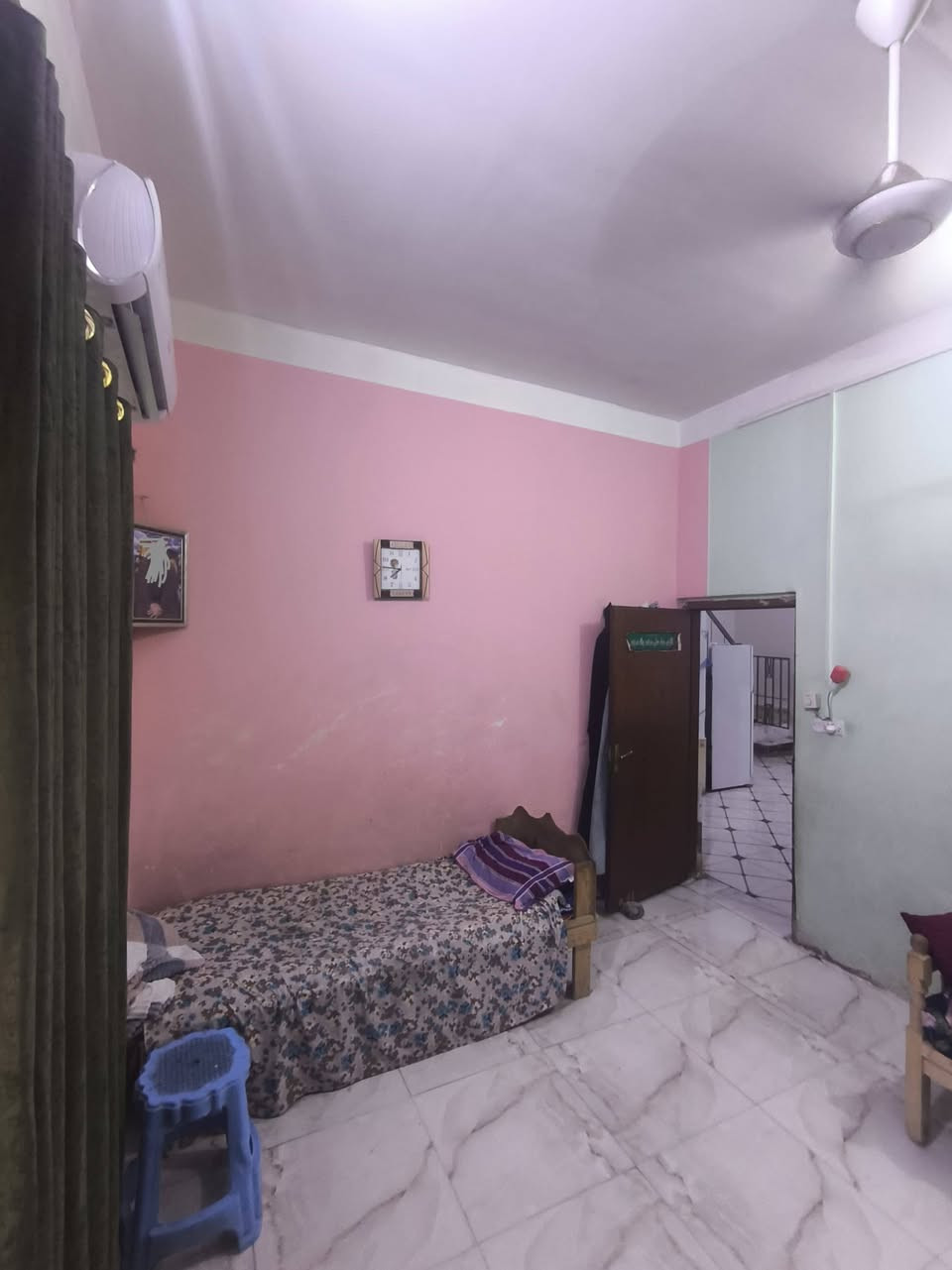 بيت للبيع طابو صرف المساحه 200متر طابقين الاول يتكون غرفتين وصالتين ودوانيه ومطبخ وصحياة والطابق الثاني غرفتين فقط السعر 130 وبيه مجال تلفون المكان حي العسكري شارع الاطفاء اول فرع ***********
