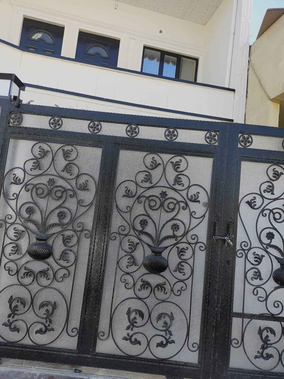 بيت طابقين للبيع مساحة 130متر فول كاشي سقف ثانوي يحتوي البيت على كراج واستقبال ومطبخ و 4غرف وحمام وصحيات عدد2 وبلكونة وبيتونة العنوان الفيلق قرب مدرسة شن وي متوفر كافة الخدمات تبليط مجاري اسواق مدرسه بلدية والانترنت السعر  للاستفسار الاتصال ب ***********
