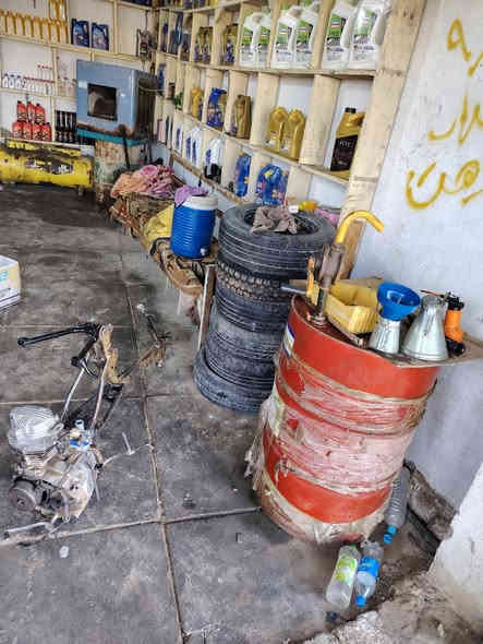 سلام عليكم شباب غراض محل كامل للبيع 
تاروسات عدد2+خالعه+بلنص+جكات 2+برميل دهن فل+بطل 350لتر حتياط/المكان ديوانيه قضاء الدغاره  السعر 3و250وبي مجال للاتصال ***********
