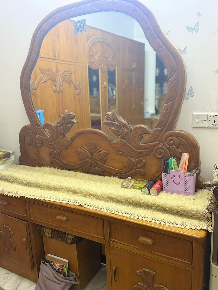 غرفه صاج نضيفه للبيع الغرفه نجاره عمل   يدوي نهايتها مليون ونص 5 قطع *********** مكاني حله مركز المدينه
