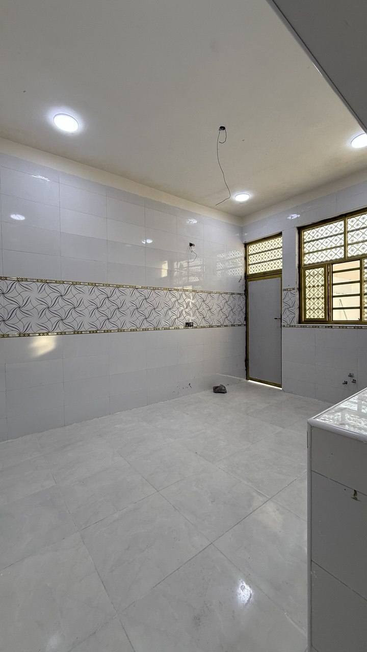 سلام عليكم توفر بيت الجزيره الفيروزيه
مساحه البيت 200متر يتكون البيت من. كراج وحديقه وستقبال ومطبخ  وصاله  وغرفه عدد 3 ثنين جوه وحده طابق ثاني وصحيات داخليه وخارجيه جنس العقار طابو صرف زراعي بسم عراقي 
سعر 93 وبي مجال 🤍
للاستفسار ***********
