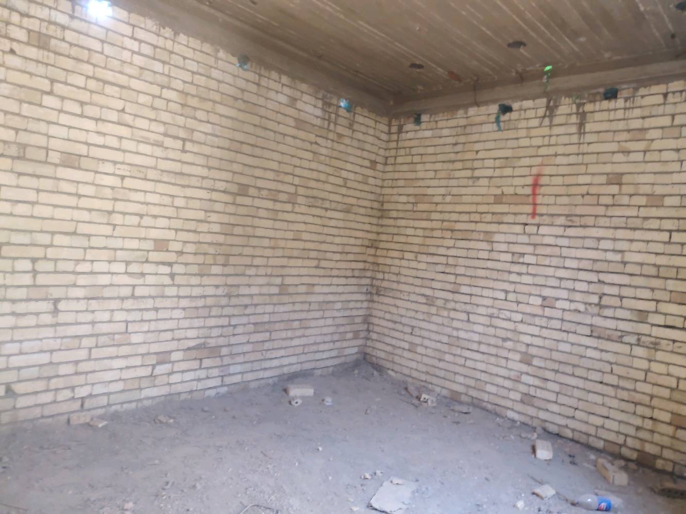 السلام عليكم
هيكل في هور رجب مقابيل افران الزيتون
المساحة 200 متر سند 25 يحتوي على كَراج واستقبال ومطبخ وحمامات عدد 2 و2 غرف نوم وغرفة سويت يعني 3 غرف نوم بيت بناء حديث
للتواصل ***********
البيت هيكل بس لو بيه طابق ثاني/سطح، وشكد عدد الطوابق بالضبط؟: 
طابق واحد بناء 200 م
كامل
شنو وضع التأسيس والسقف؟ (صب سمنت/بيتونة/جسران) وبيّه عزل لو لا؟: 
الارض رفت والسقف جسور مخفية
منو موقعه بالضبط بهور رجب؟ يعني قريب على شنو أو بأي شارع/محلة حتى يكون أوضح للمشتري؟: 
بداية هور رجب مقابل افران الزيتون
هل أكو خدمات واصلة للبيت حالياً مثل الماي والكهرباء والمجاري، لو بعد تحتاج ربط؟: 
الماي والكهرباء متوفرات